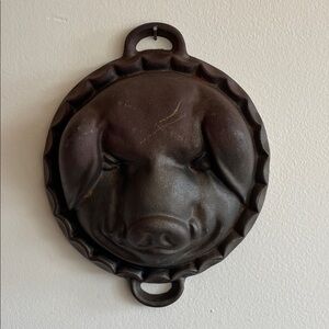 VINTAGE Rustic Cast Iron Pig Head Mold Baking Pan